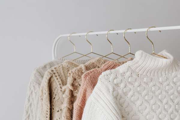Swetry oversize vs. dopasowane swetry - który styl pasuje do Twojej sylwetki?