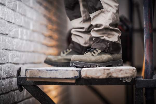 Bezpieczeństwo na pierwszym miejscu: Znaczenie obuwia ochronnego w miejscu pracy